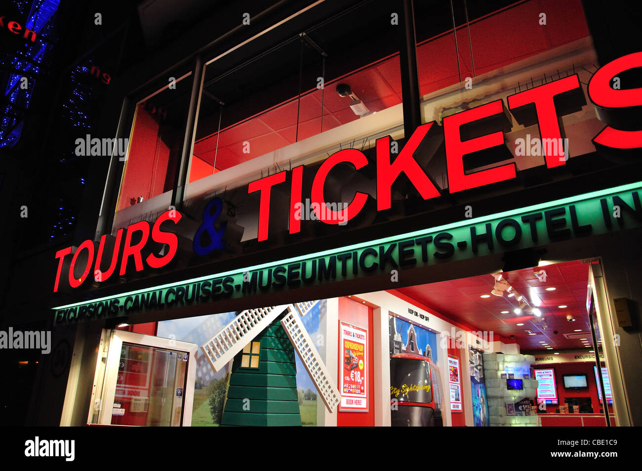"Touren und Tickets" Agentur, Damrak, Königreich der Niederlande, Amsterdam, Noord-Holland Stockfoto