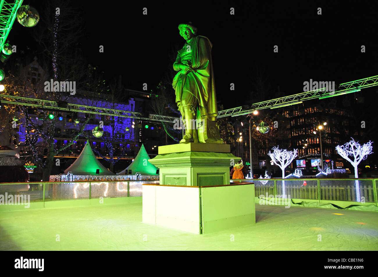 Eisbahn am Weihnachtsmarkt, Rembrandtplein, Königreich der Niederlande, Amsterdam, Noord-Holland Stockfoto