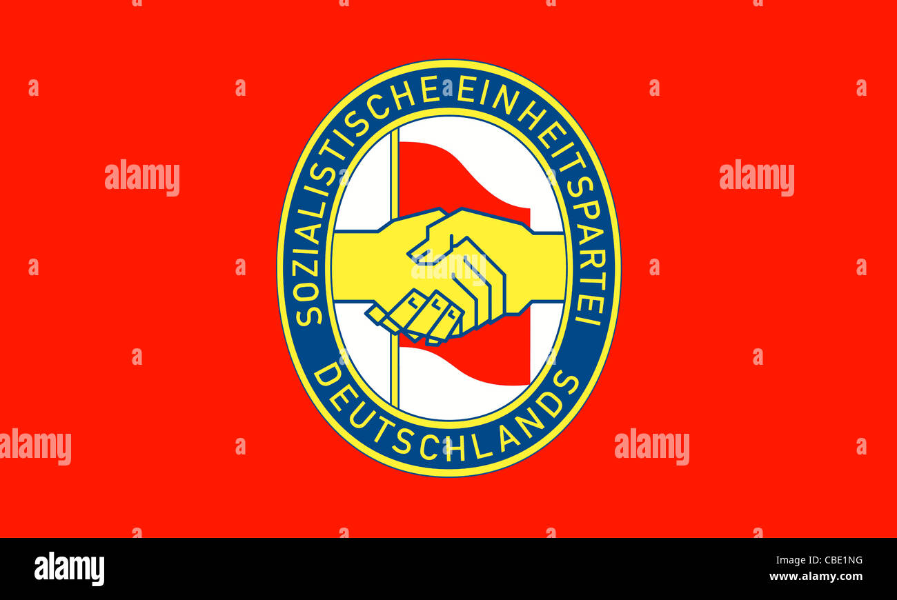 Partei-Flagge von der Sozialistischen Einheitspartei Deutschland SED German Demokratic Republik DDR mit dem Logo der Partei. Stockfoto