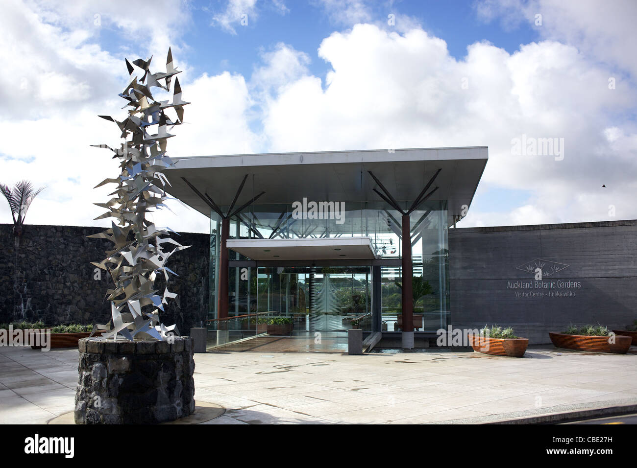 Die Skulptur und Eingang zum Auckland Botanic Gardens. Auckland, New Zealand, 11. November 2010. Stockfoto