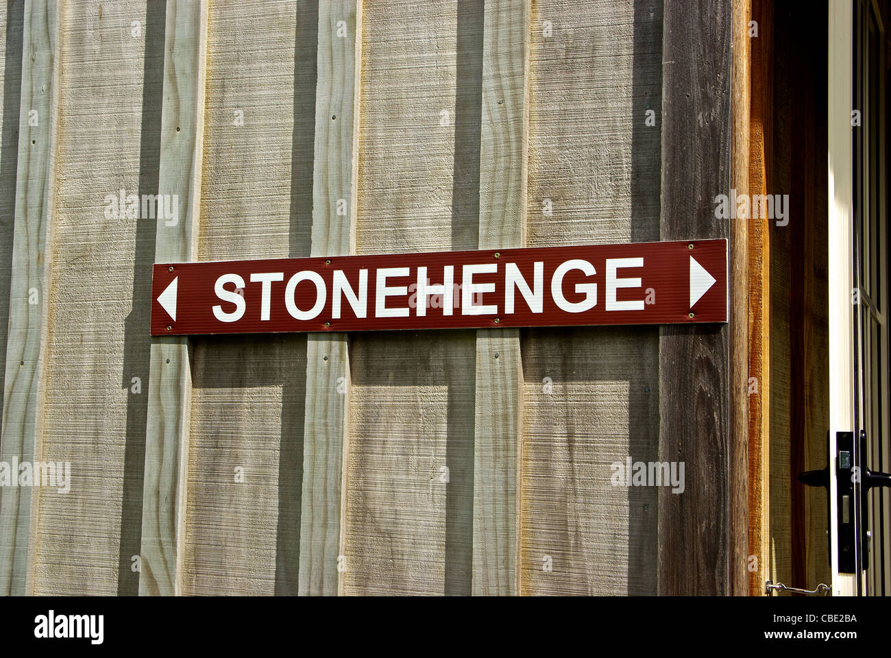 Malte Kunststoff Ortseingangsschild Stonehenge Aotearoa Carterton Wairarapa Valley Region Neuseeland Stockfoto