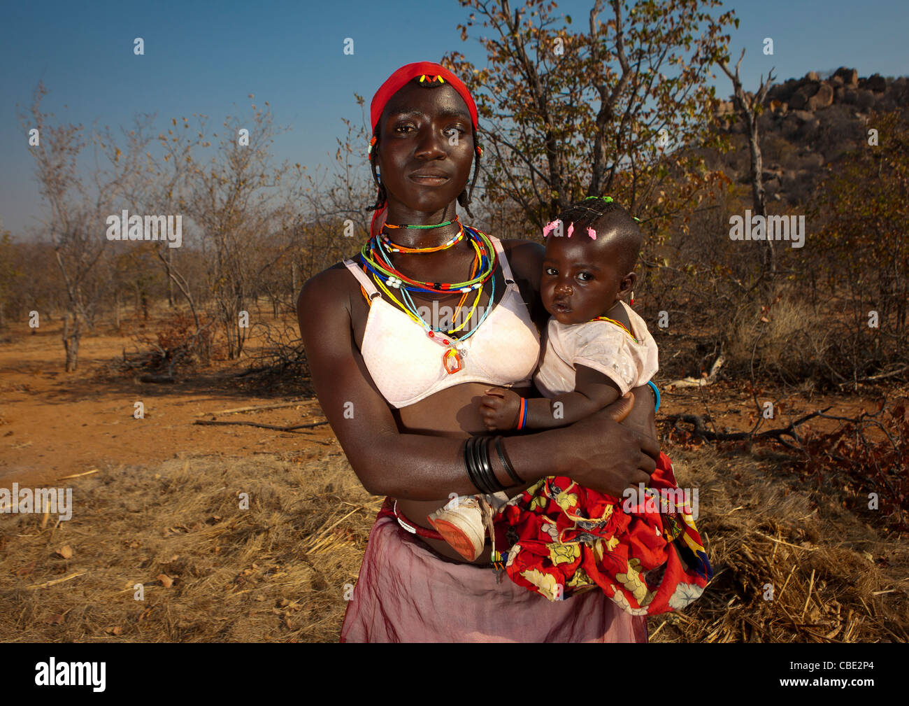 Mudimba Frau, die das Tragen eines BH hält ihr Baby, Dorf Combelo, Angola Stockfoto
