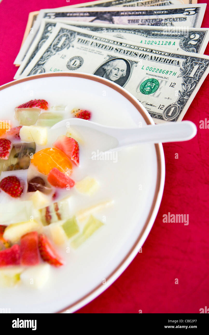 Köstlich frisches Obst Teller und us dollar Stockfoto