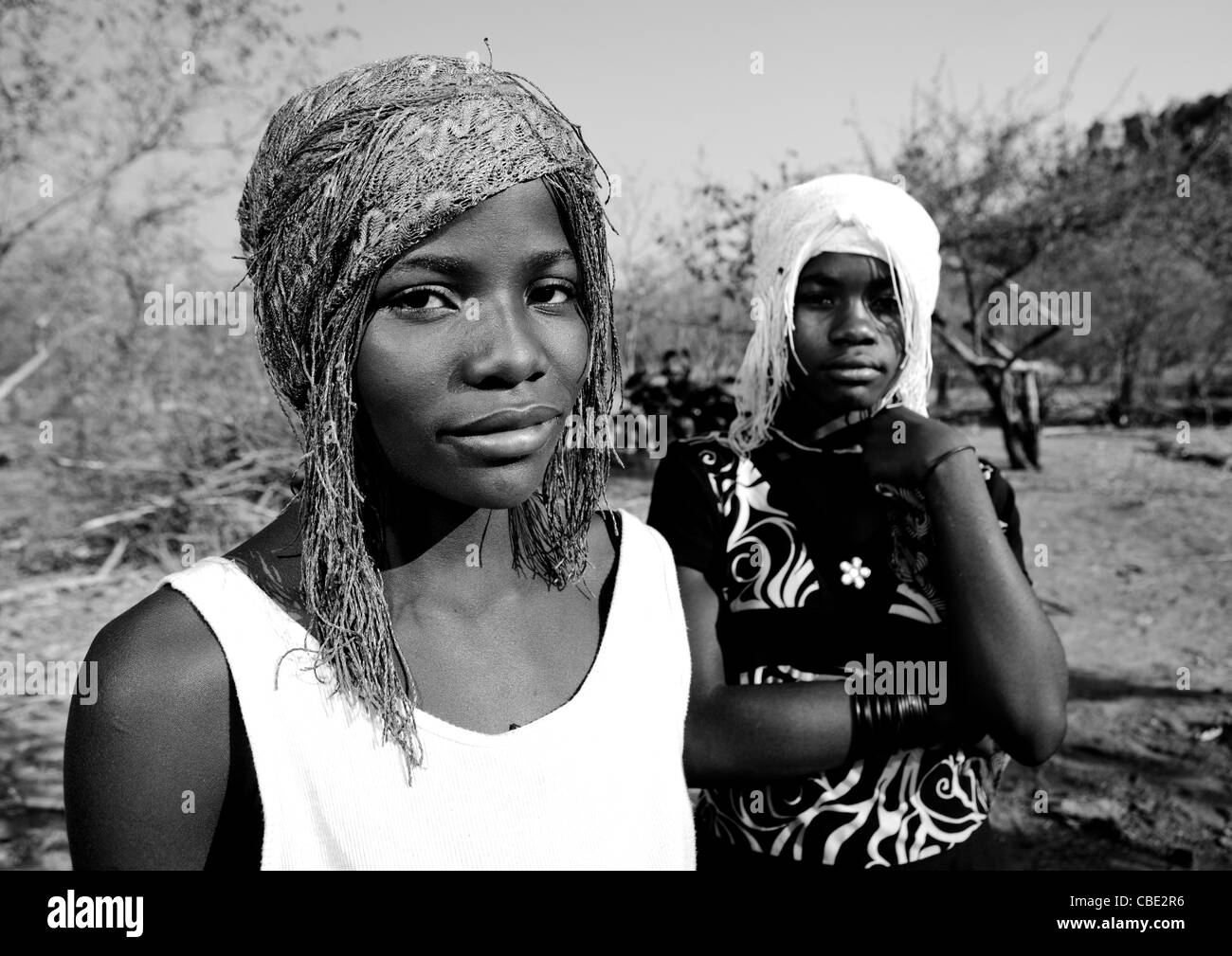 Mudimba Mädchen mit Perlen Perücken namens Caroline und Ann, Dorf Combelo, Angola Stockfoto