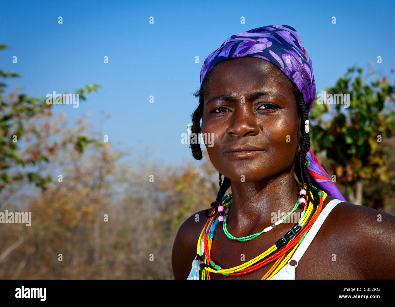 Mudimba Frau, die das Tragen eines BH, Dorf Combelo, Angola Stockfoto