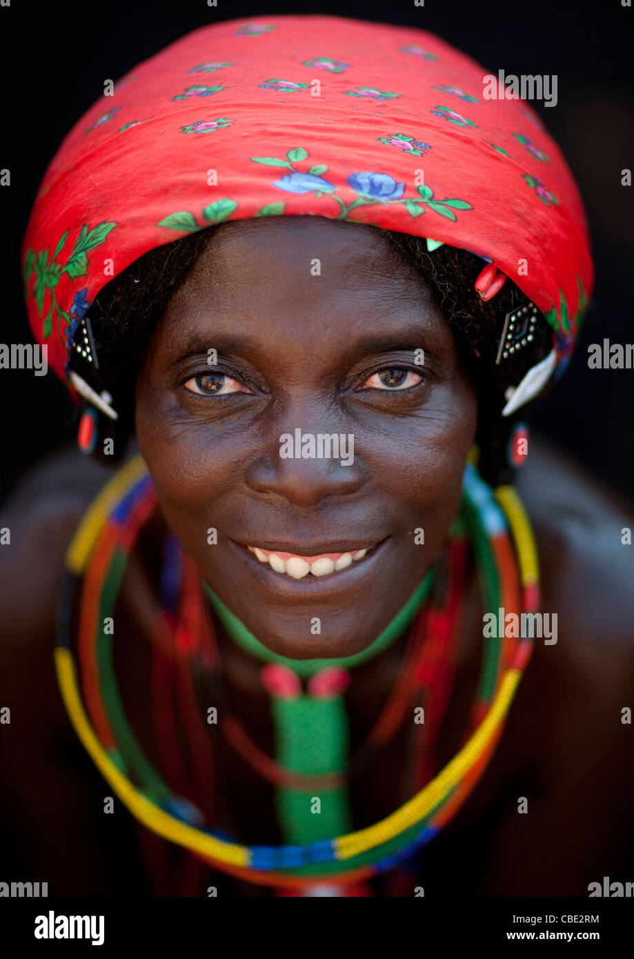Mudimba Frau mit traditionellen Headand und Halsketten, Dorf Combelo, Angola Stockfoto