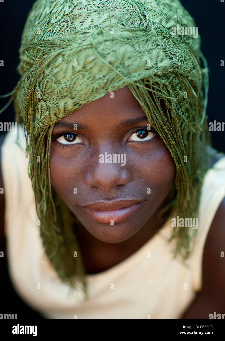 Fräulein Caroline, ein Mudimba Mädchen tragen A Perlen Perücke, Dorf Combelo, Angola Stockfoto