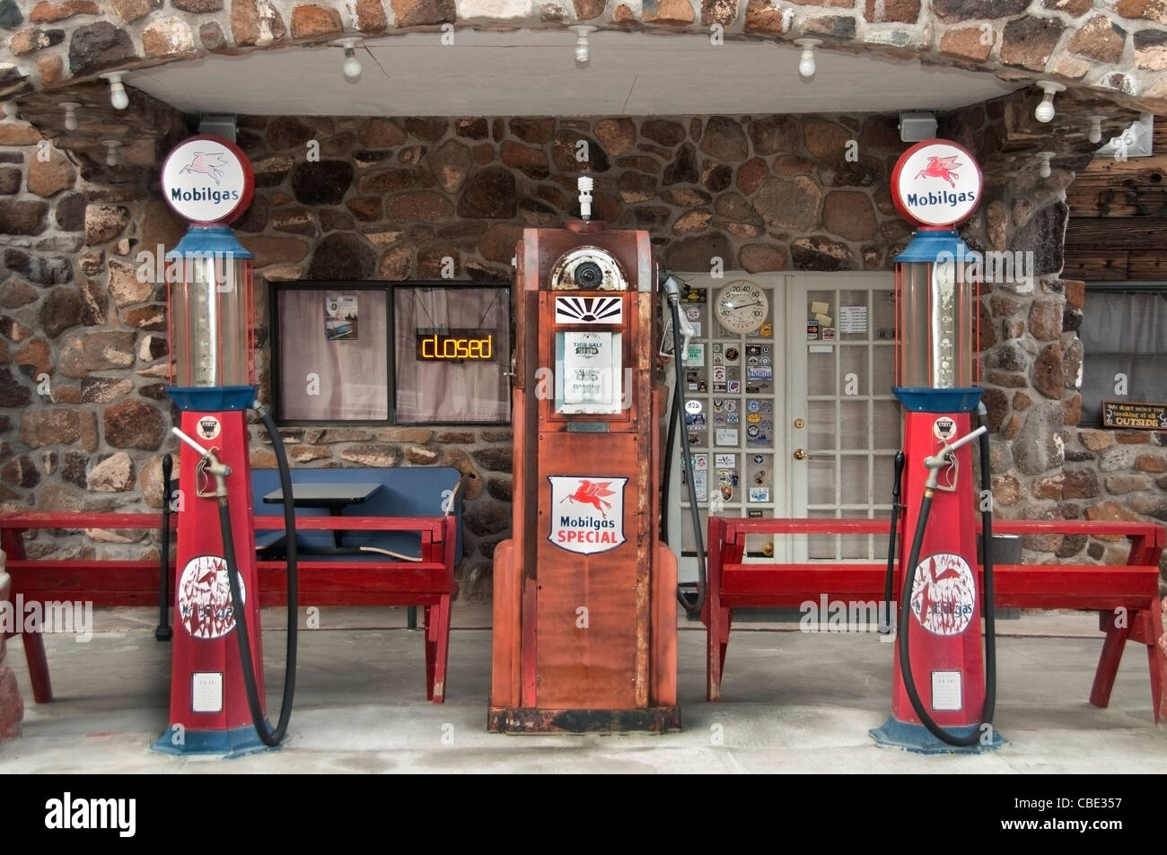 Die historische Route 66 Verkehr Zeichen National Highway Arizona American Hotel Gas Tankstelle Stockfoto