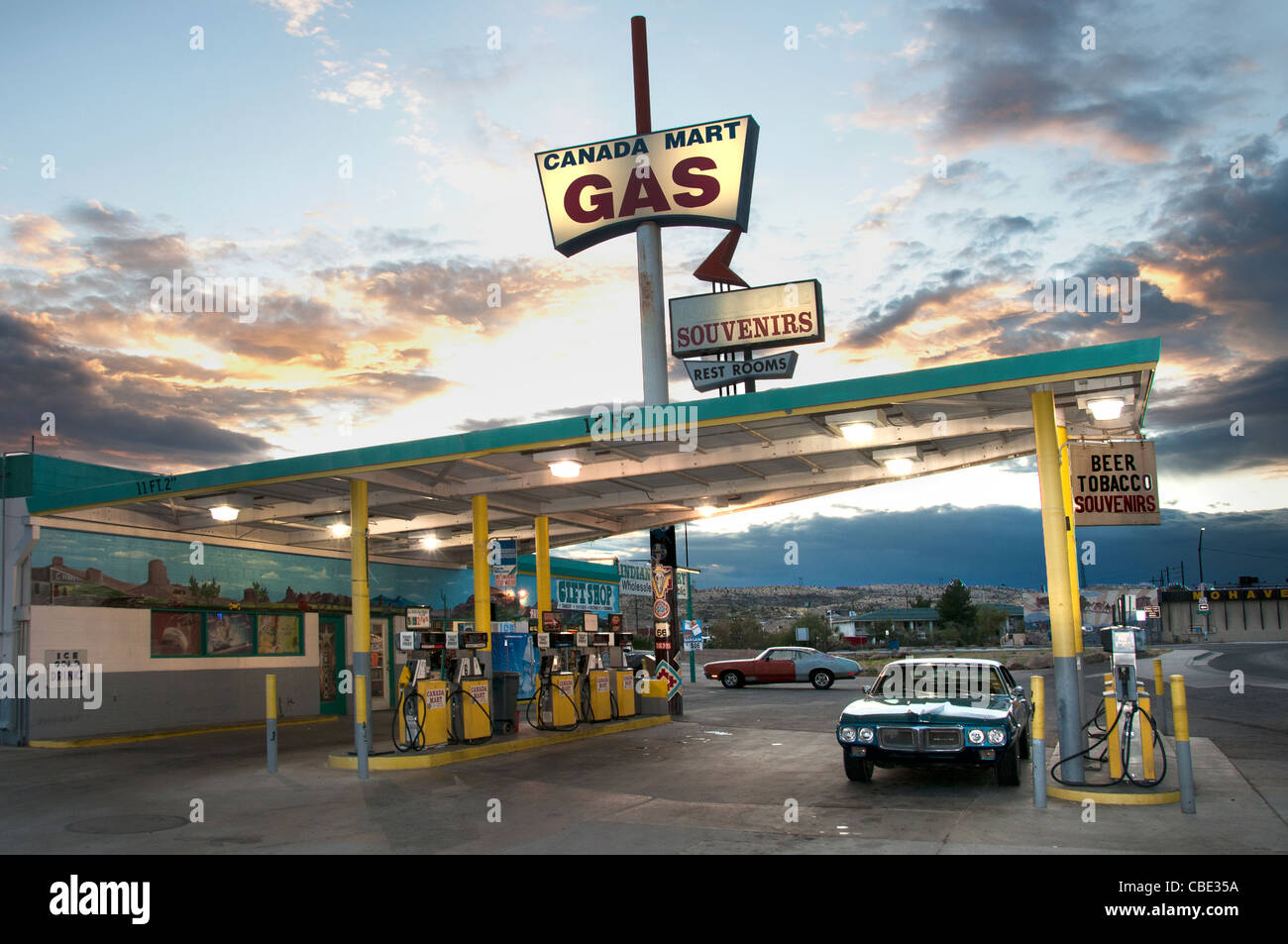 Die historische Route 66 Verkehr Zeichen National Highway Arizona American Gas Tankstelle Stockfoto