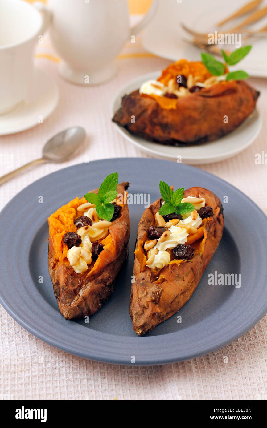 Gefüllte Süßkartoffeln mit Sahne und Pinienkernen. Rezept zur Verfügung. Stockfoto