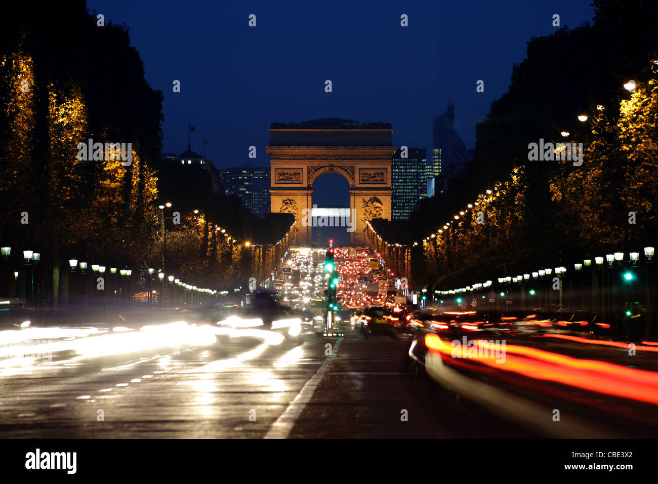 Arc de Triomphe und Champs-Elysées in der Nacht Stockfoto