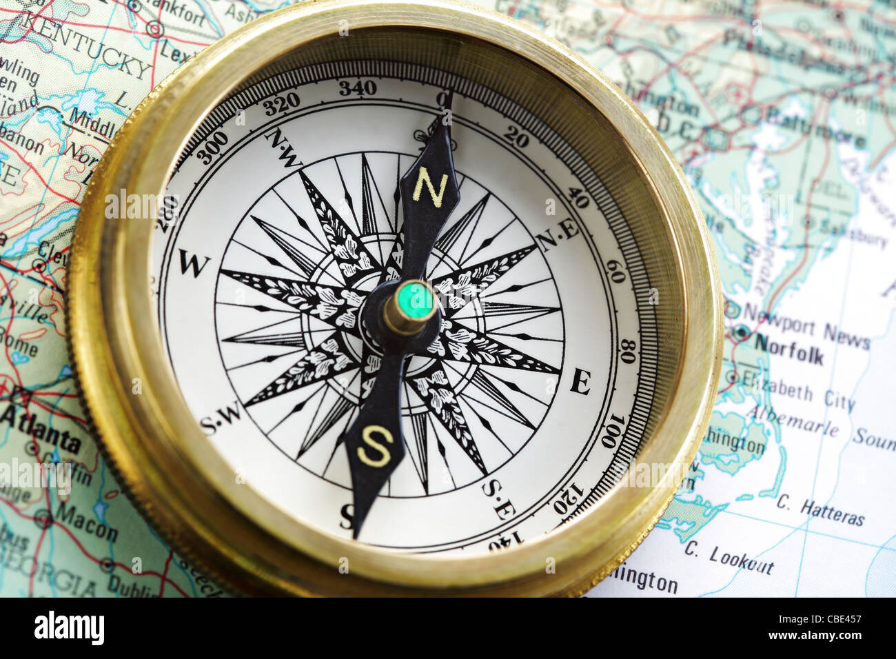 Kompass auf Karte Stockfoto