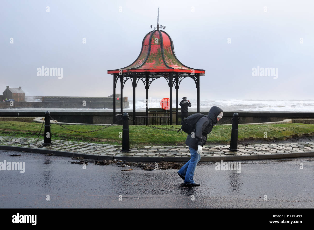 80 km/h-Winde schlagen die schottische Küstenstadt Saltcoats, was es den Menschen schwer macht, gerade zu stehen. Es wurde bekannt als „Hurricane Bawbag“ Stockfoto