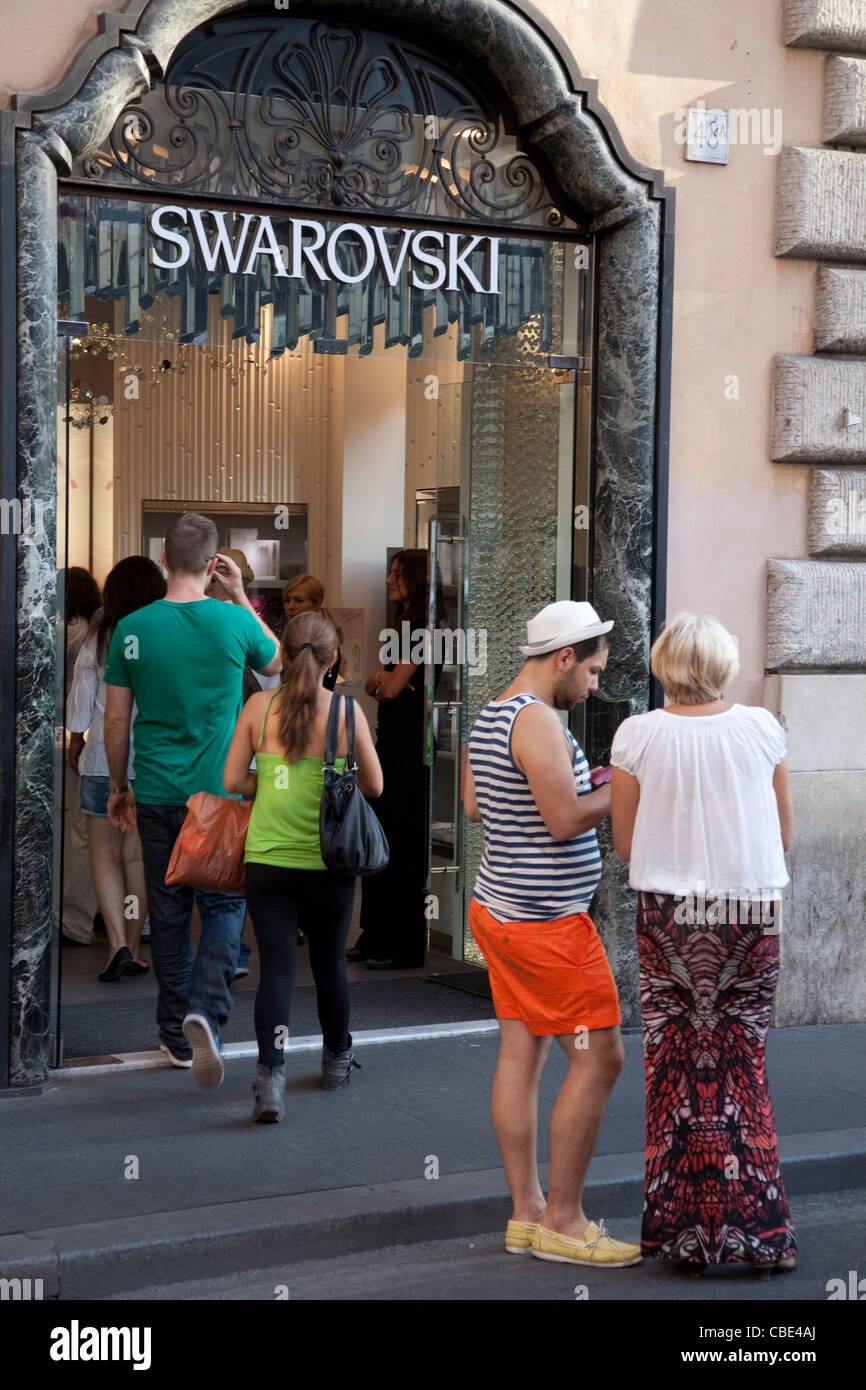 Käufer außerhalb Swarovski Shop, Via dei Condotti, Rom, Italien Stockfoto