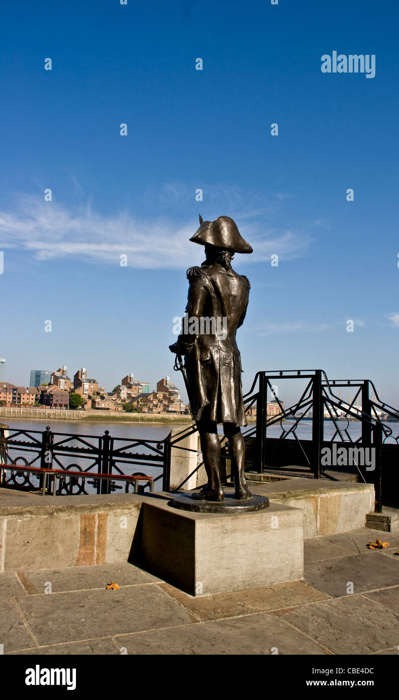 Bronze-Statue von Admiral Lord Horatio Nelson in Greenwich mit Themse und Isle of Dogs im Hintergrund London England Europa Stockfoto