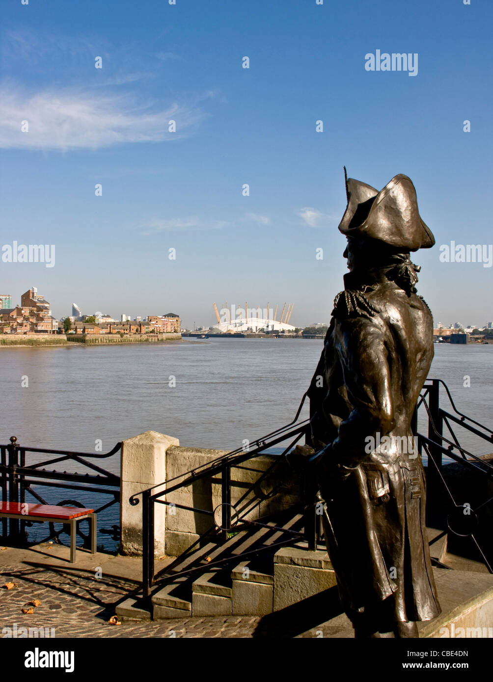 Bronzestatue Admiral Lord Horatio Nelson in Greenwich mit Themse und Isle of Dogs im Hintergrund London England Europa Stockfoto