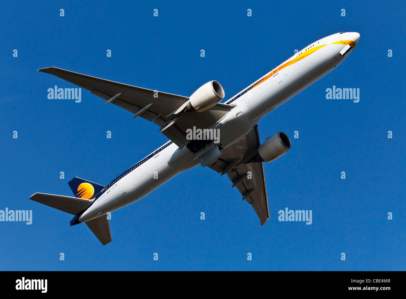 Eine Boeing B777 der indische Fluggesellschaft Jet Airways am Abreisetag Stockfoto