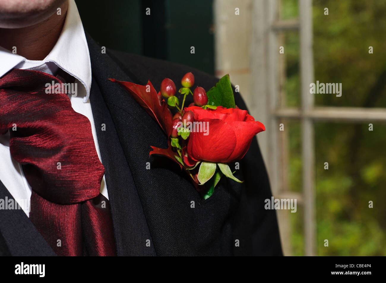 Schaltfläche "rote Rose" Lochraster Stockfoto