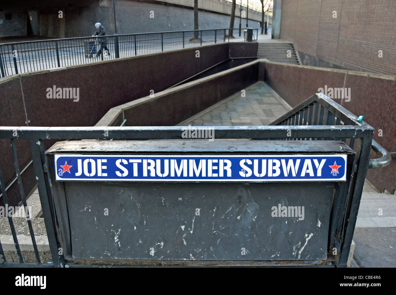 Zeichen markieren Joe Strummer u-Bahn, der informelle Name zugewiesen eine Unterführung wo der Clash Sänger einmal busked, London, england Stockfoto