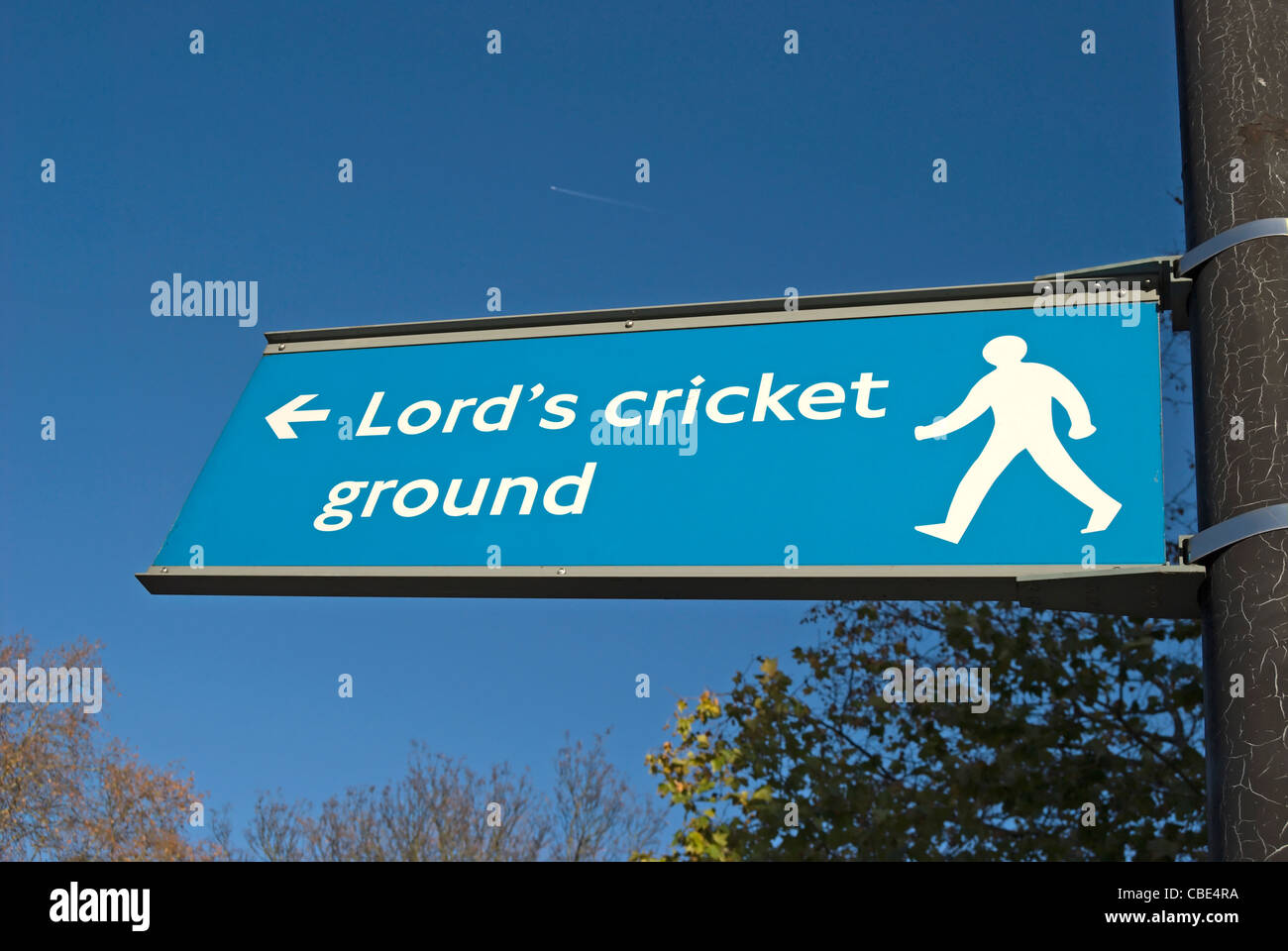 Links Hinweis Schild ein Wanderweg Lords Cricket Ground, London, england Stockfoto