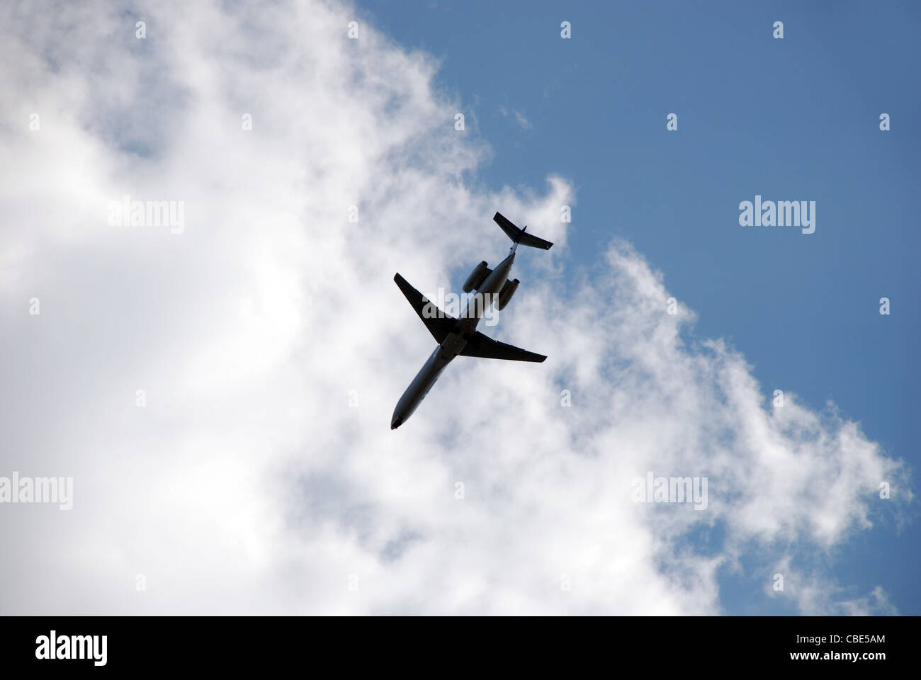 Flugzeug-Silhouette, blauer Himmel mit Wolken Stockfoto