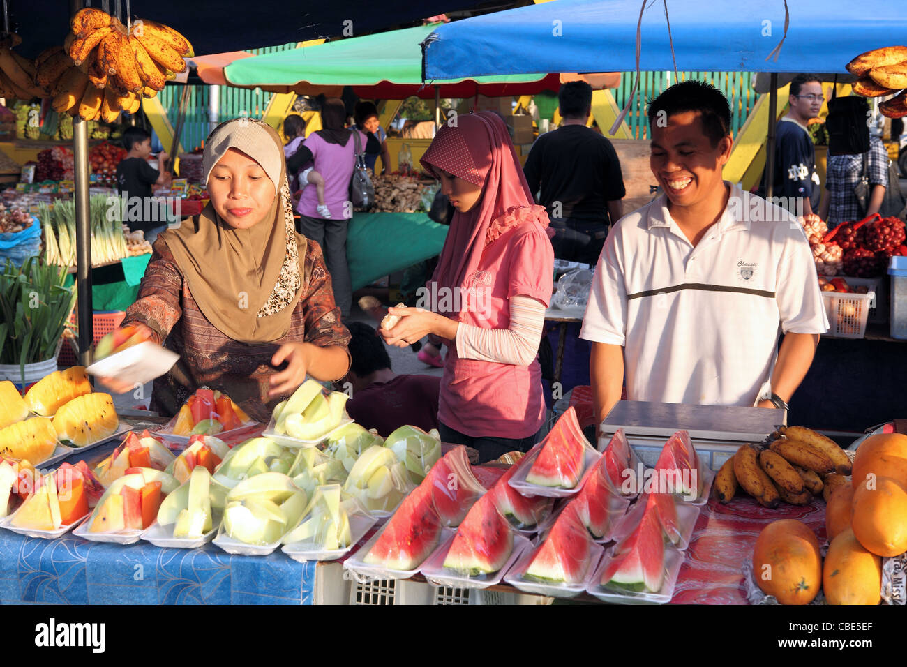 Malaysier mit frischen Obst aus Stall bei Kota Kinabalu Waterfront Markt. Stockfoto