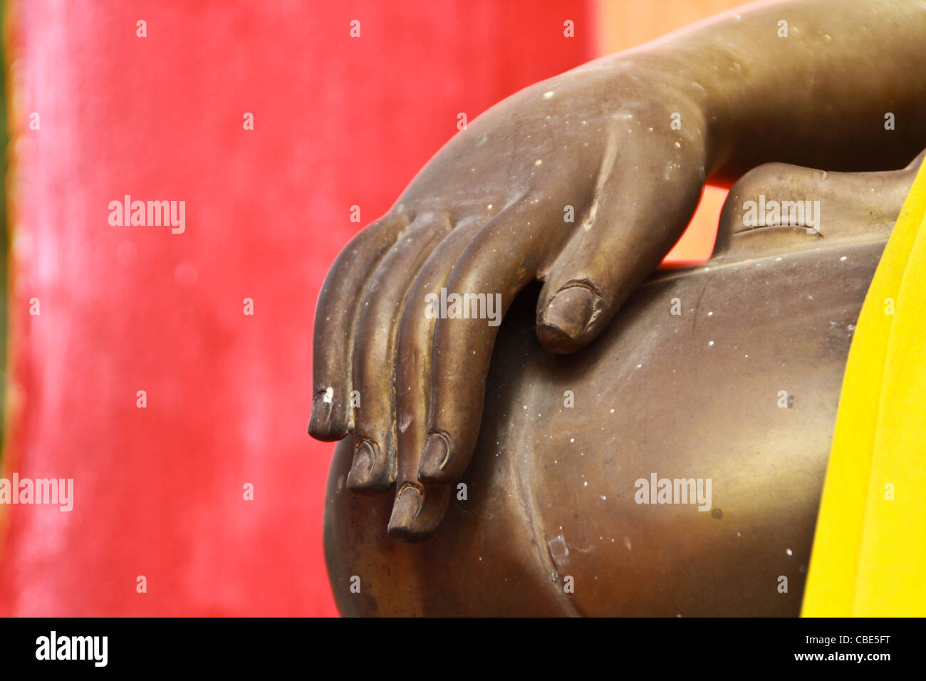 Statuen-Hand-Statue Bronze-Oberfläche ist durch seine Natur vertreten. Stockfoto