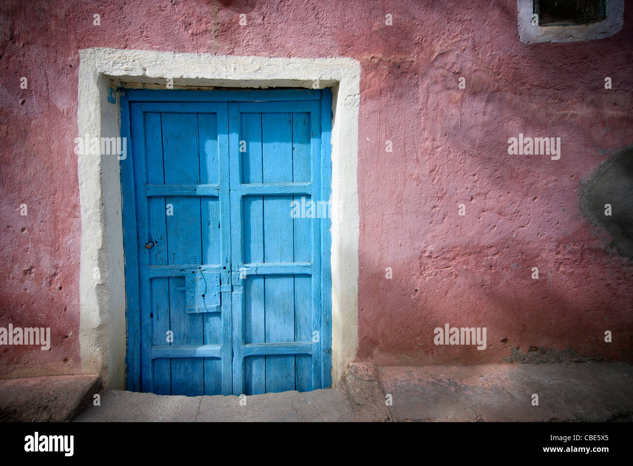 Blau lackierte Tür, Öksüz, in der Nähe von Tafraoute, Marokko Stockfoto