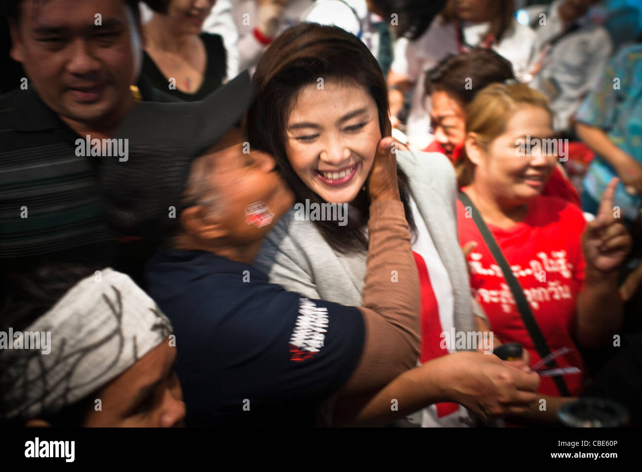 Yingluck Shinawatra bekommen einen Kuss von einem Fan während der Parlamentswahlen in Thailand 2011. Stockfoto