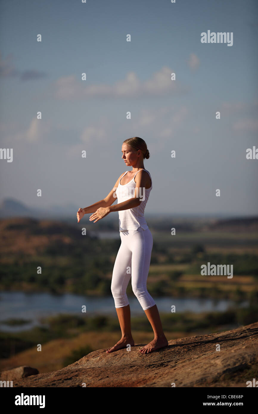 Junge Frau praktizieren Tai Chi in Indien Stockfoto