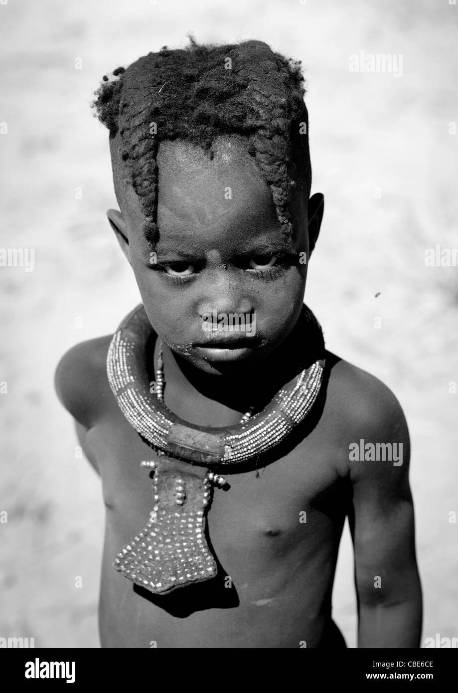 Muhimba Mädchen mit traditionellen Halskette, Dorf Elola, Angola Stockfoto