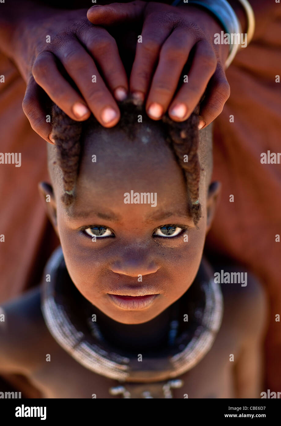 Muhimba Mädchen mit Halskette, Dorf Elola, Angola Stockfoto