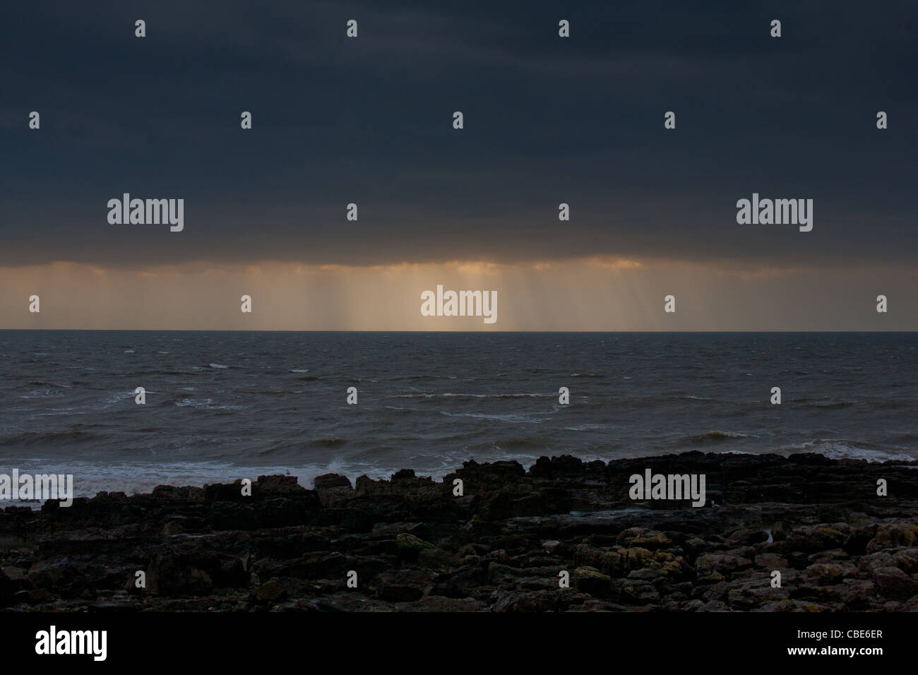 Sturm auf dem Meer mit dunklen moody Himmel und lückenhaft Strahlen von Licht, auf hoher See mit Regen und launisch Stockfoto