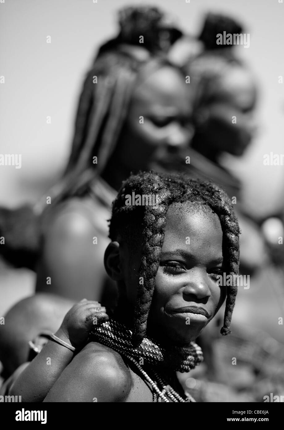 Muhimba Mädchen mit einem Baby auf dem Rücken, Dorf Elola, Angola Stockfoto