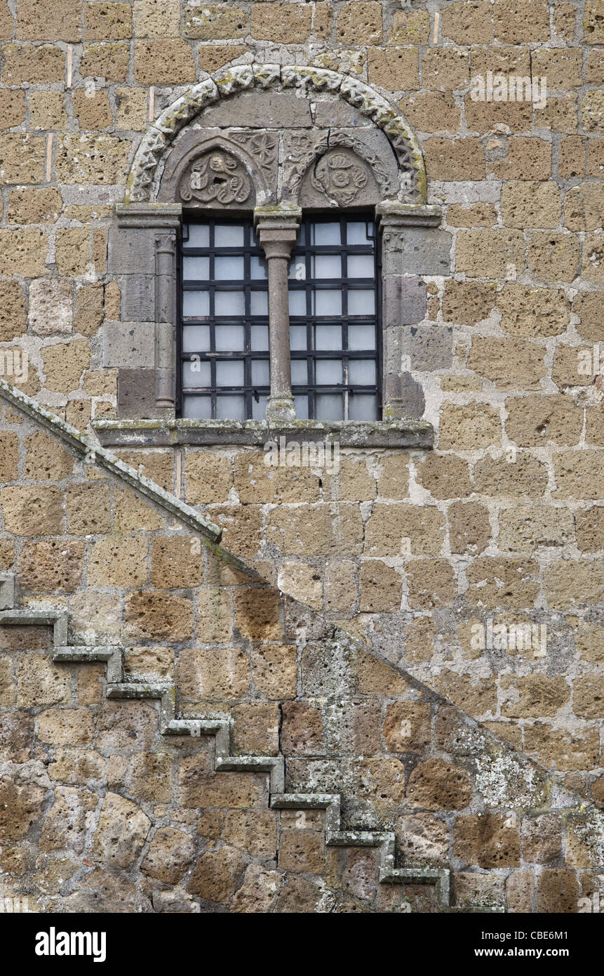 Detail Seite Leiter mit zweibogigen Fenster des bischöflichen Palastes, Church of Saint Peter, Tuscania, Italien angrenzenden. Stockfoto