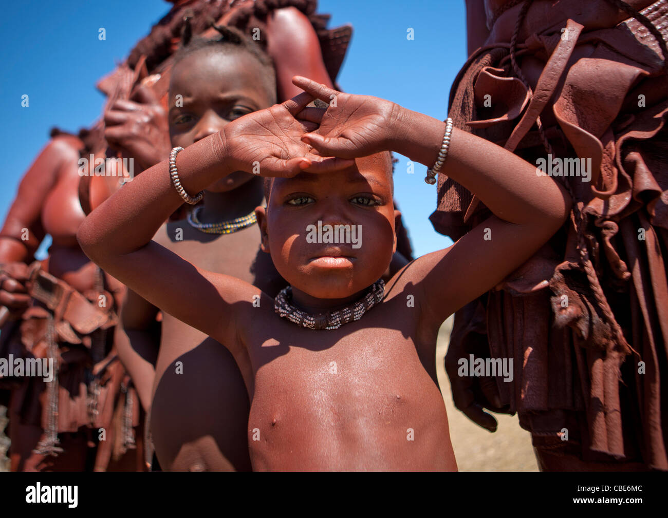 Muhimba Kind schützen vor der Sonne mit seinen Händen, Dorf Elola, Angola Stockfoto