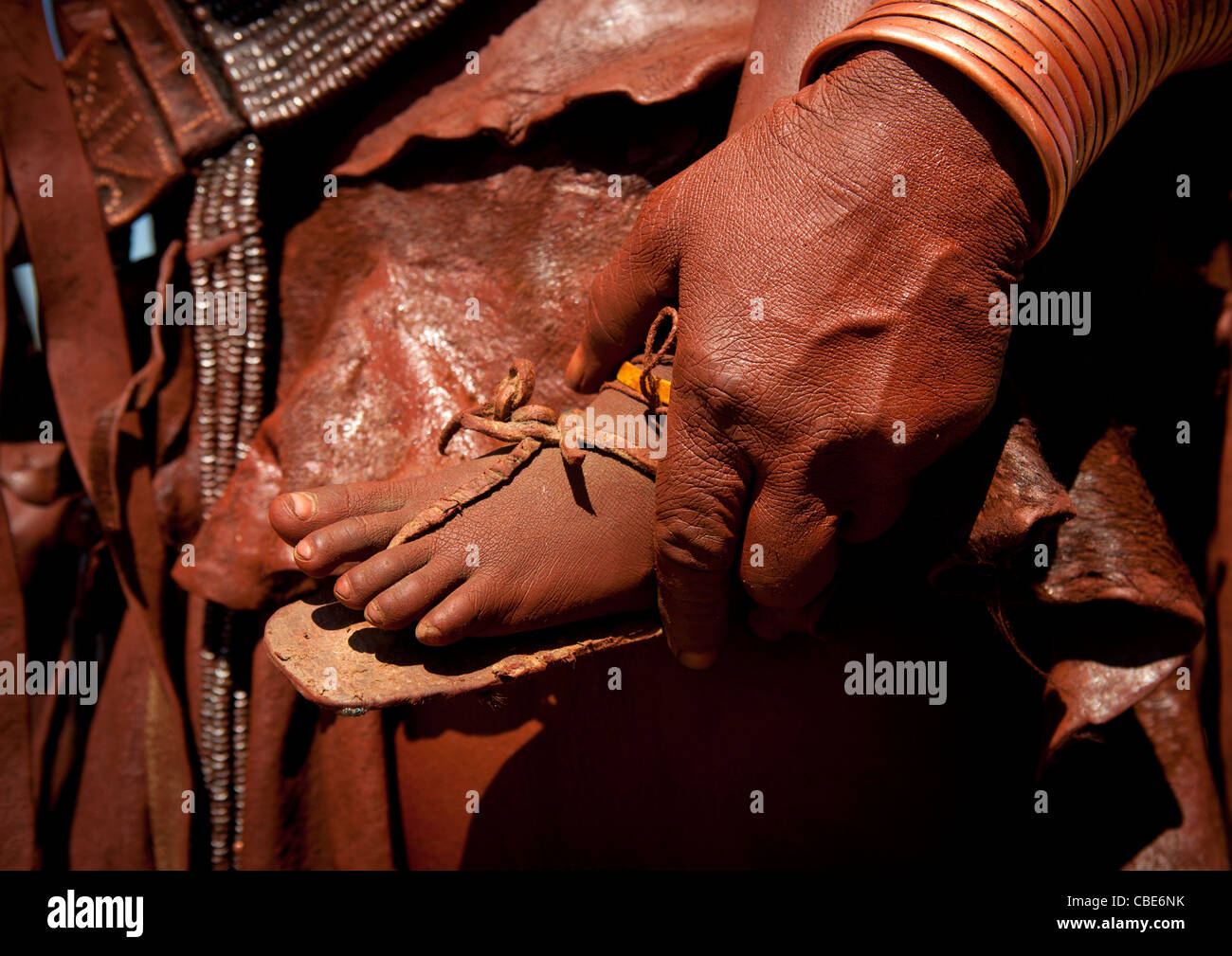 Hand einer Muhimba Frau mit einem Baby-Foot, Dorf Elola, Angola Stockfoto
