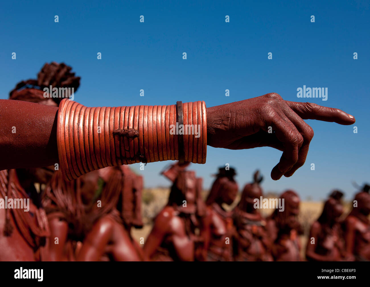 Kupfer Armband auf einem Muhimba S Frau Arm, Dorf Elola, Angola Stockfoto