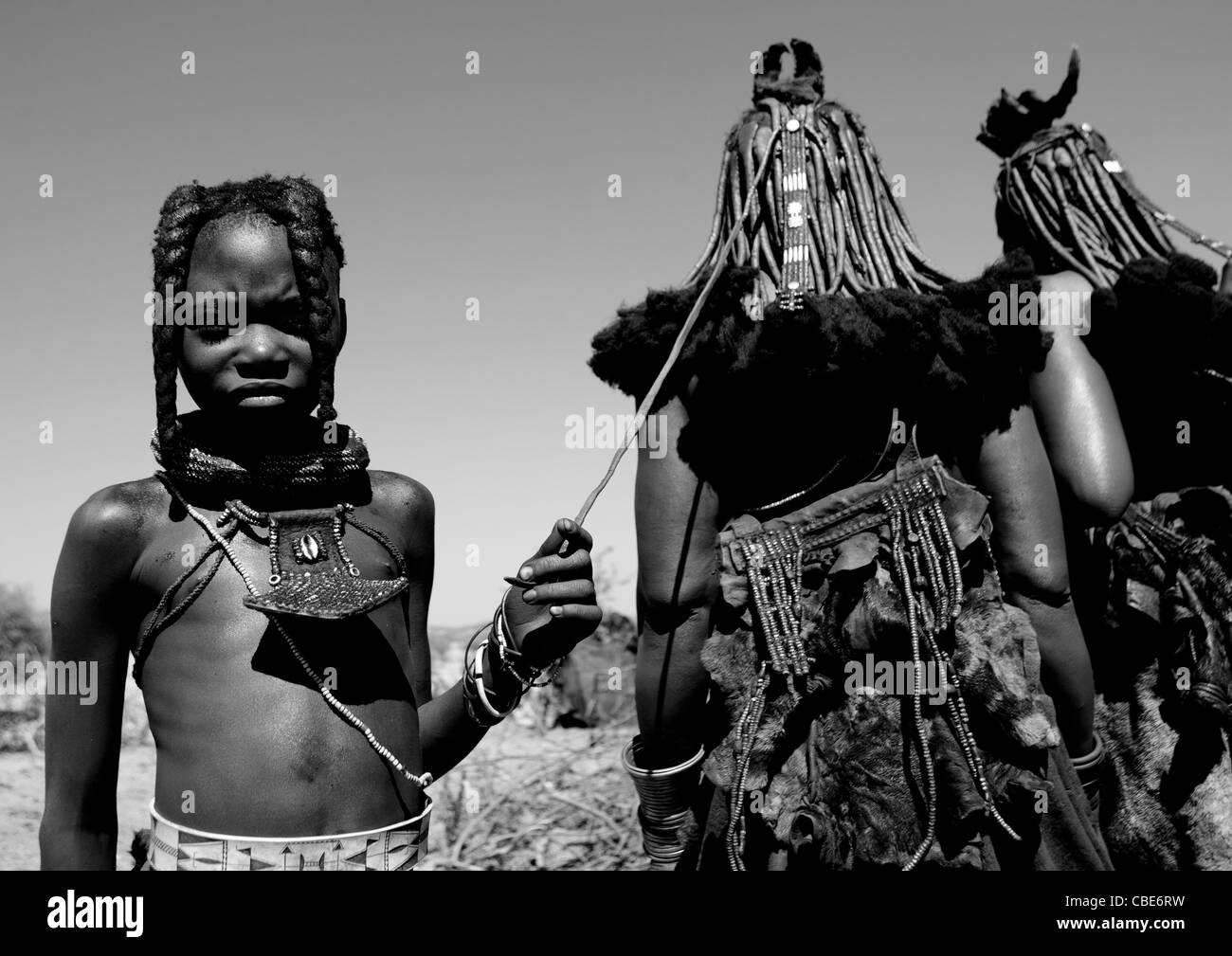 Muhimba Girl Holding A Woman s Zopf, Dorf Elola, Angola Stockfoto