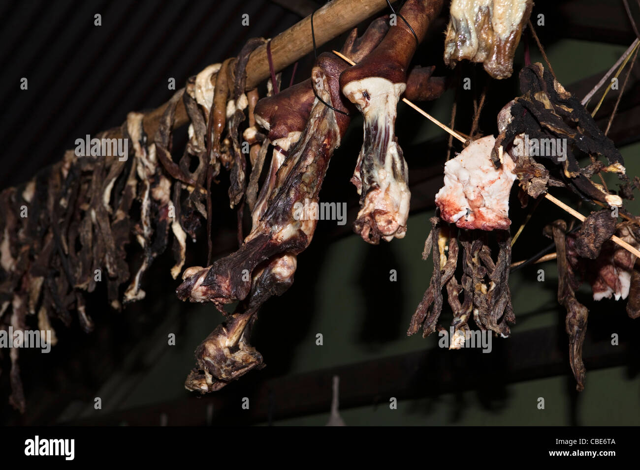 Indien, Nagaland, T Khel, alte Kohima Dorf Büffelfleisch Trocknung über dem Feuer im Haus Stockfoto