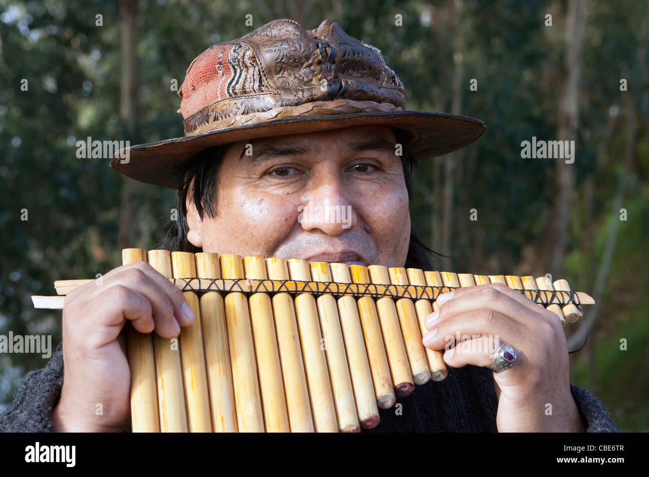 Südamerikanische peruanischen indischer Mann spielen die Pfanne Rohre in Madeira, Stockfoto