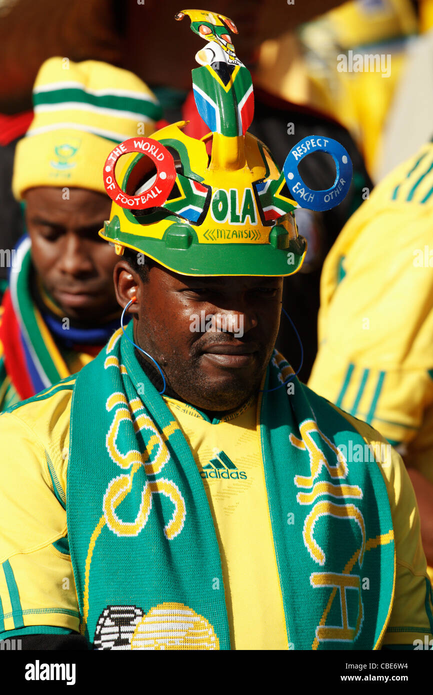 Ein Südafrika-Anhänger trägt ein Lekarapa, Team-Schal und Trikot an das Eröffnungsspiel der FIFA-WM 2010. Stockfoto