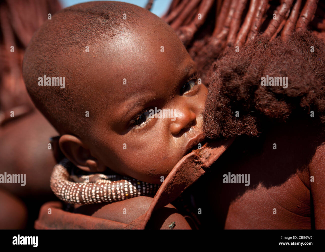 Muhimba Baby auf dem Rücken der Mutter, Dorf Elola, Angola Stockfoto