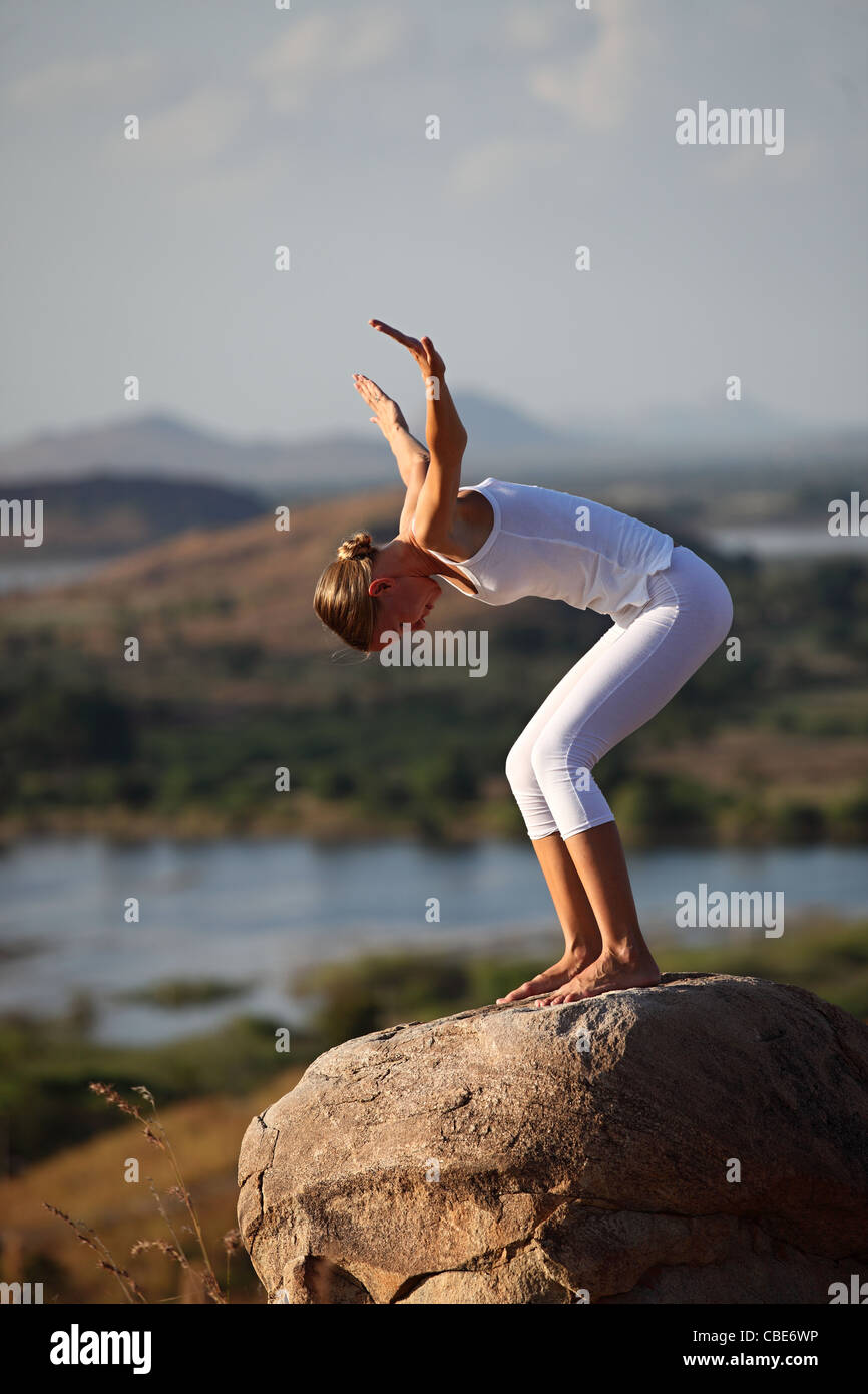 Junge Frau praktizieren Tai Chi in Indien Stockfoto