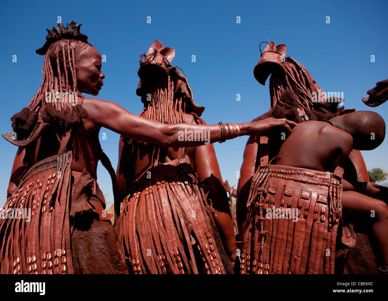 Muhimba Frauen mit Schürzen, Dorf Elola, Angola Stockfoto