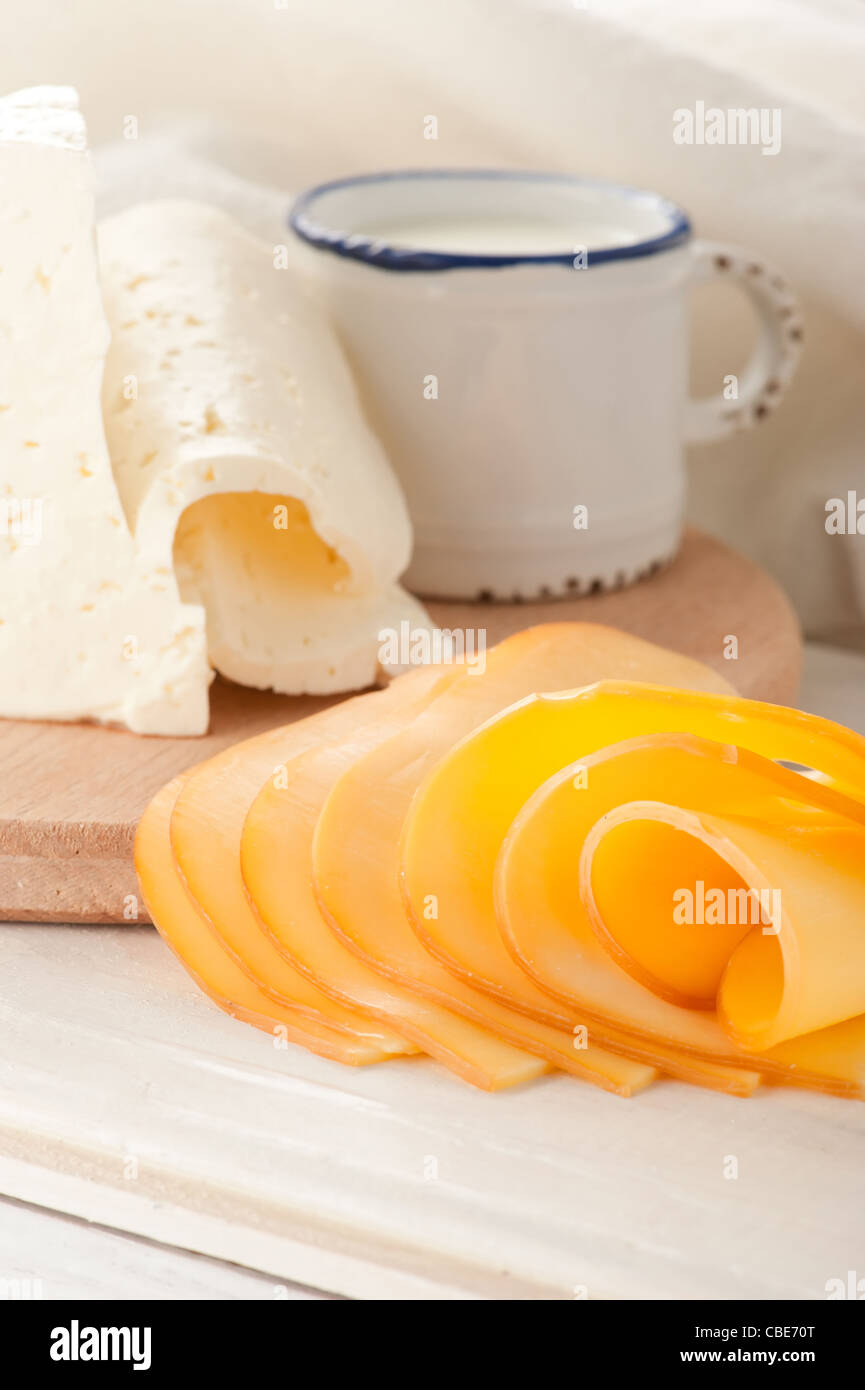 Frühstück mit Milch und Käse auf alten Holztisch mit Leinen Tischdecke, geringe Schärfentiefe Stockfoto