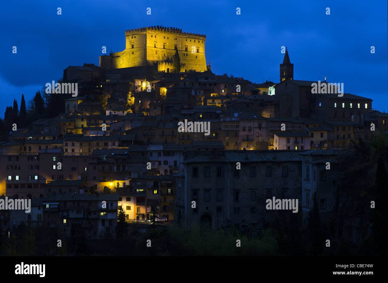 Blick auf das kleine mittelalterliche Dorf von Soriano Nel Cimino, Mittelitalien. Stockfoto