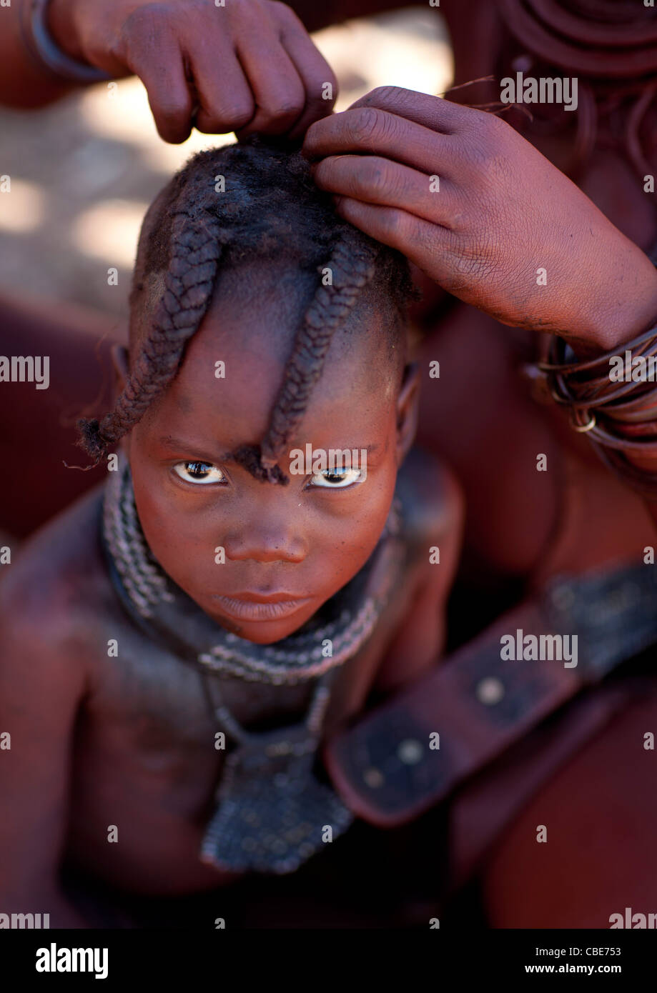 Muhimba junge Mädchen, das ihr Haar getan Dorf Elola, Angola Stockfoto