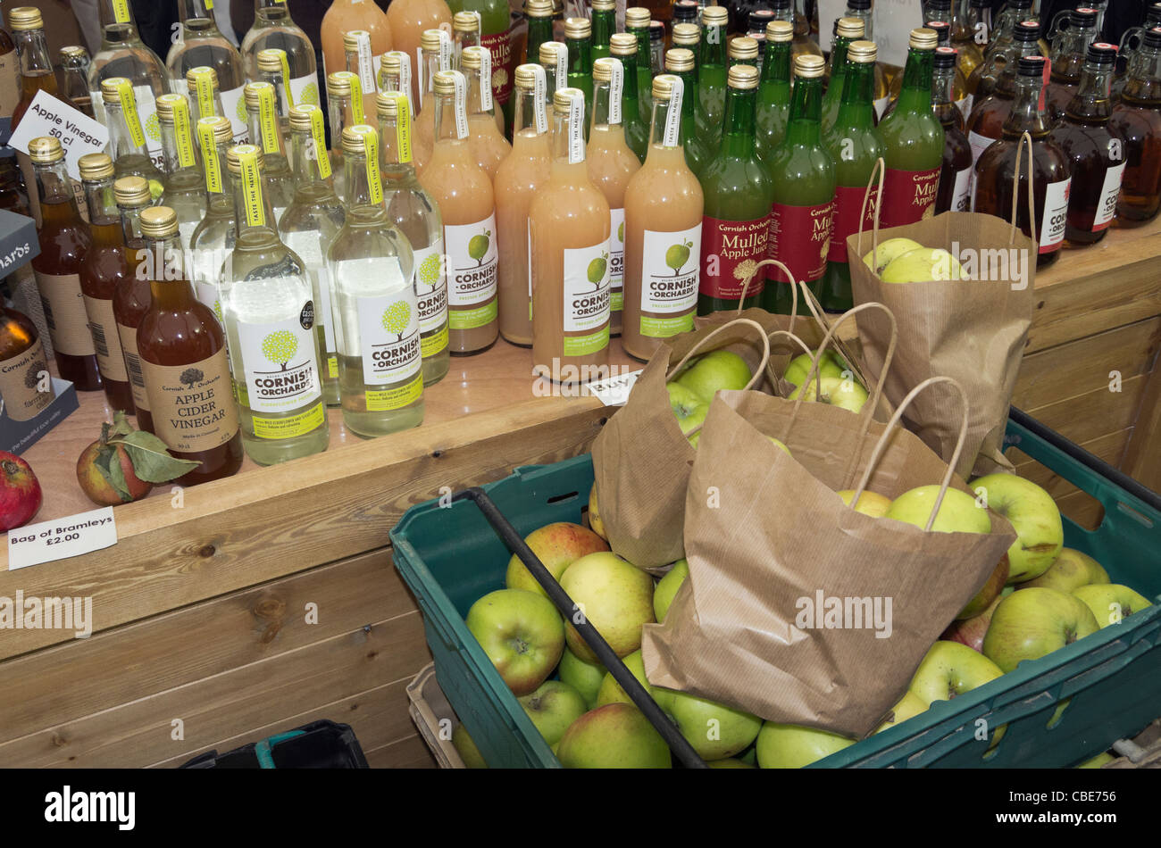 Truro, England, Vereinigtes Königreich. Äpfel und lokal produzierte Apfel Getränke zum Verkauf an das Cornwall-Essen und trinken-Festival Stockfoto