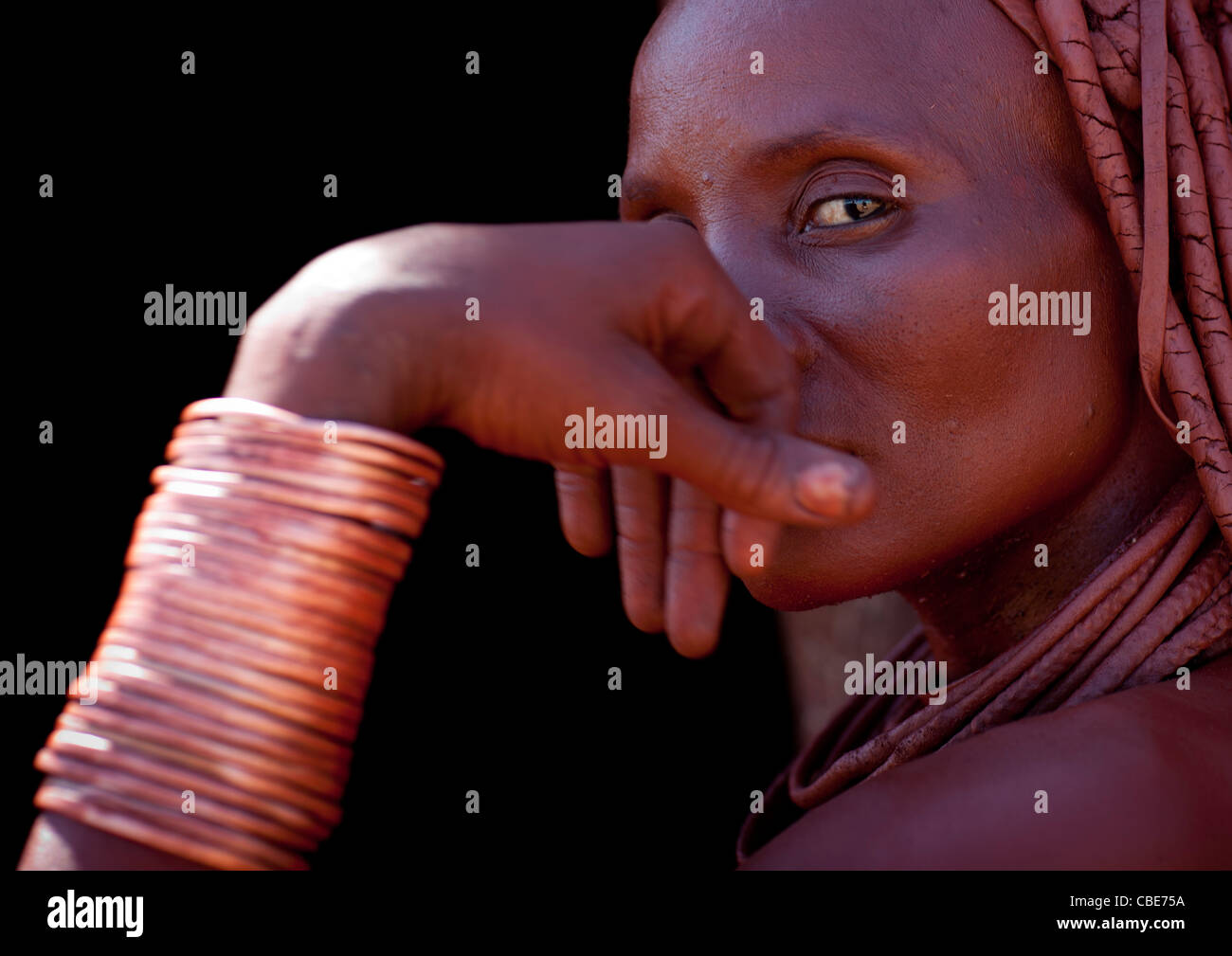 Muhimba Frau mit einem Kupfer Armband, Dorf Elola, Angola Stockfoto